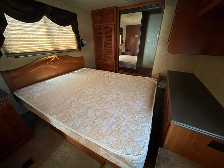 #206-•-2008-coachman-383fws-cross-country-motorhome-image-16