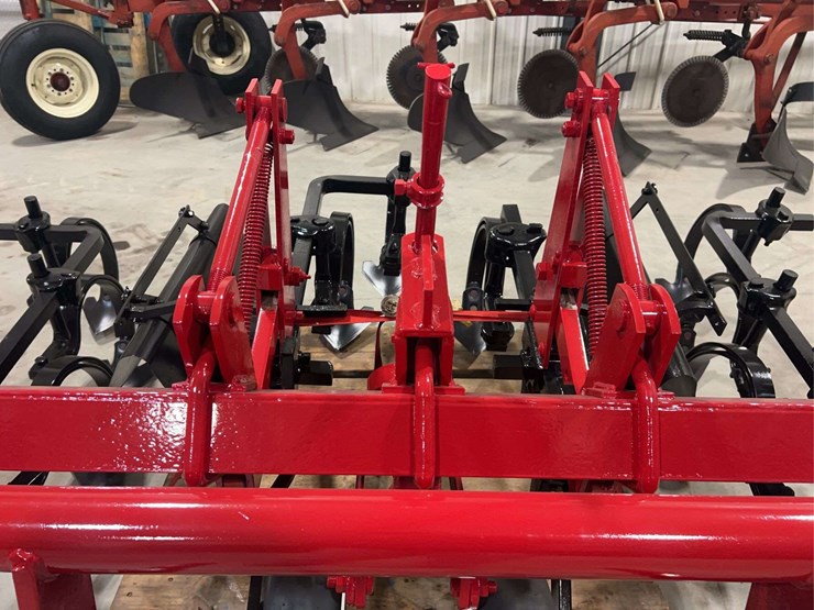 international-harvester-fast-hitch-two-row-cultivator-with-tunnel-shields-image-8