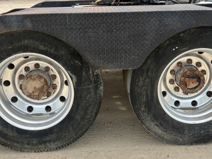 2012-peterbilt-367-image-15