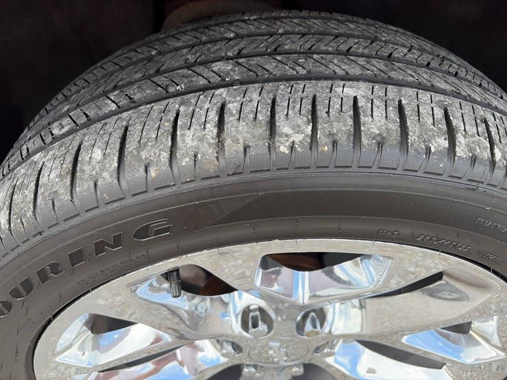 2018-chevrolet-tahoe-lt-image-2