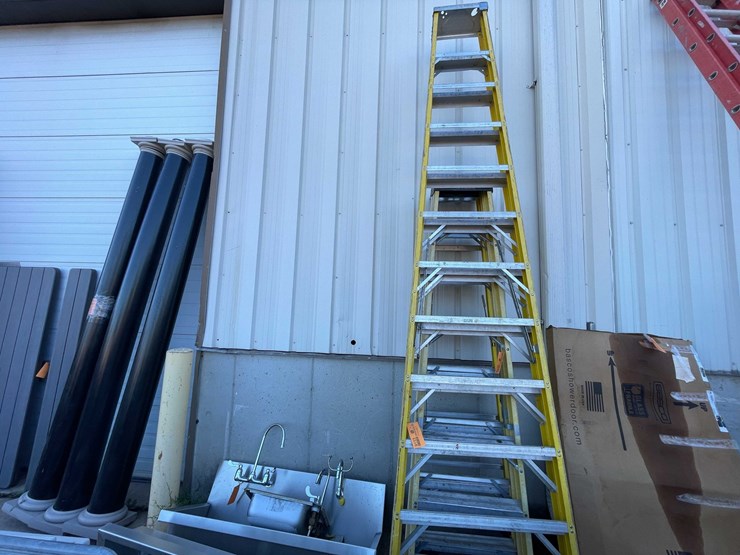 #9133-•-12'-step-ladder-(03)-image-1