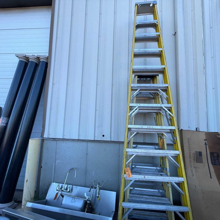 #9133 • 12' Step Ladder (03)