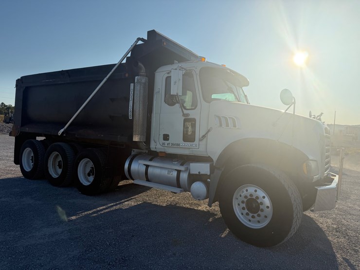 #266-•-2007-mack-ctp713-tri-axle-dump-truck-image-3