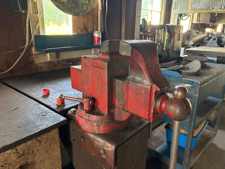 #1614-•-heavy-duty-bench-vice-image-3