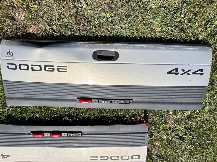 #5733-•-(2)-dodge-4x4-tailgates-image-2