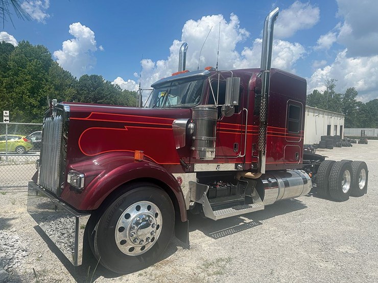 2023-kenworth-w900l-image-2