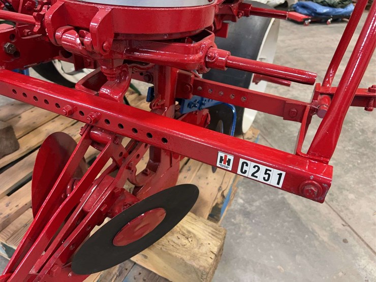 international-harvester-c251-two-row-fast-hitch-planter-image-11