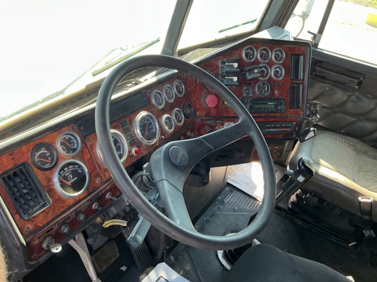 2007-freightliner-classic-120-image-21