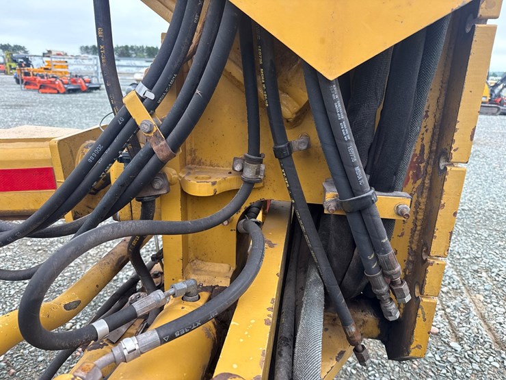 caterpillar-160m-awd-image-13