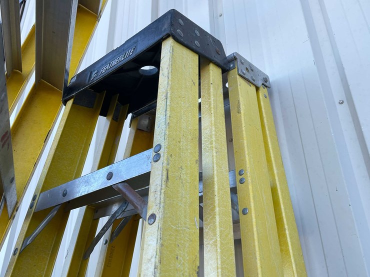 #9146-•-8'-step-ladders-(03)-image-3