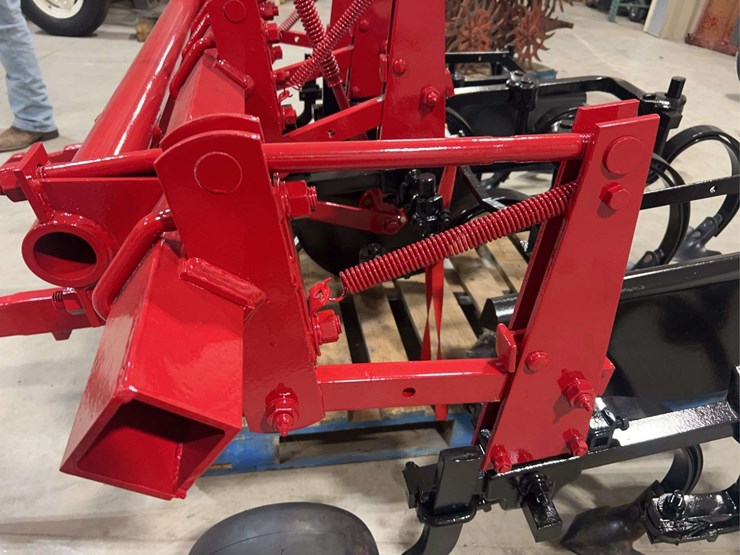international-harvester-fast-hitch-two-row-cultivator-with-tunnel-shields-image-10