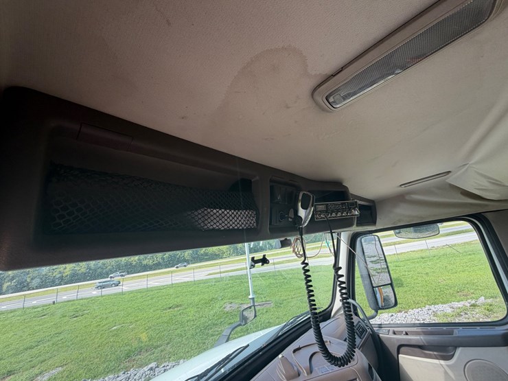 #258-•-2015-volvo-vnm-tri-axle-dump-truck-image-29
