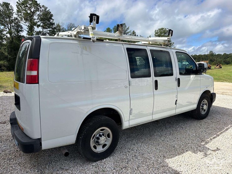 2017-chevrolet-express-2500-image-3