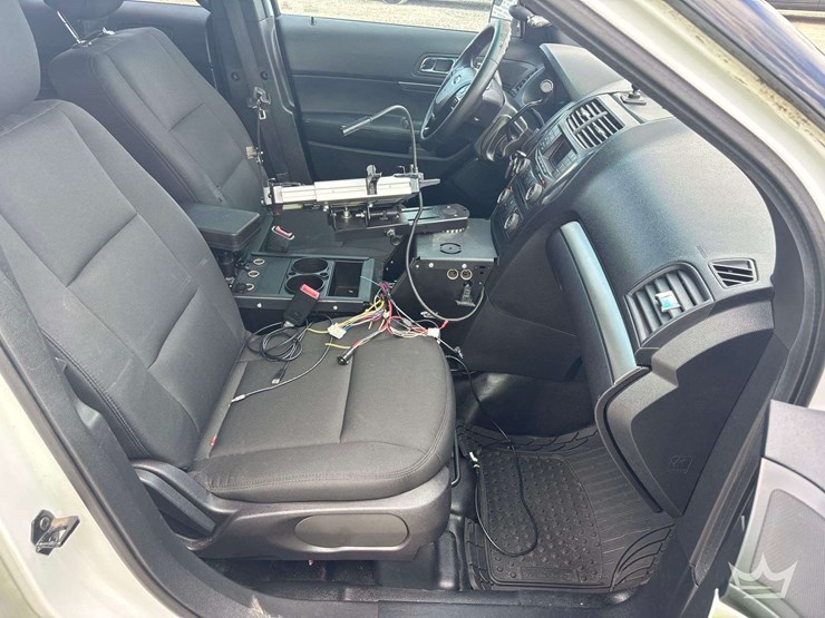 2016-ford-explorer-image-24