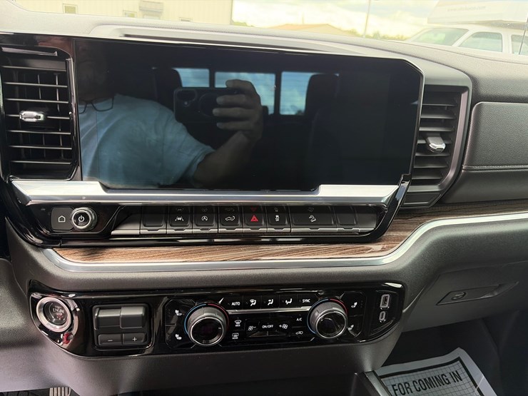 2023-chevrolet-silverado-1500-lt-image-19