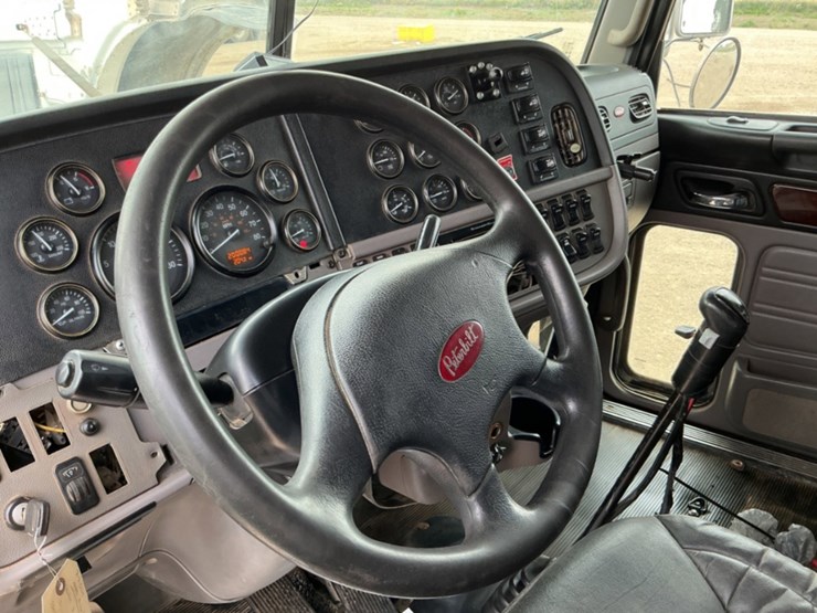 2012-peterbilt-388-image-21