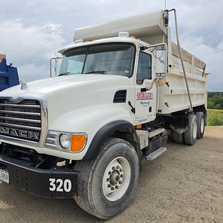 #25405 • 2003 Mack CV713 Granite Truck