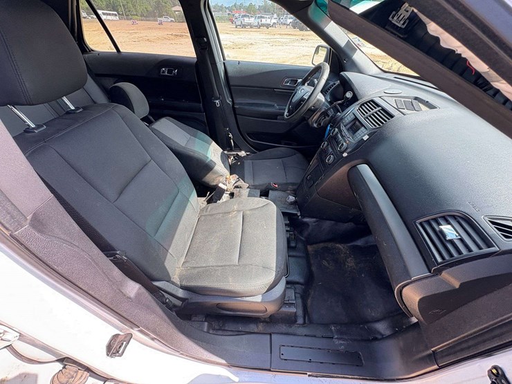 2016-ford-explorer-image-22