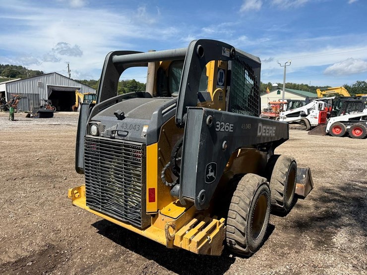2014-deere-326e-image-4