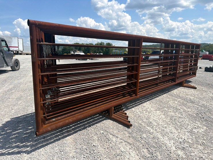 #560-•-lot-of-(10)-26'-free-standing-corral-panels-image-4