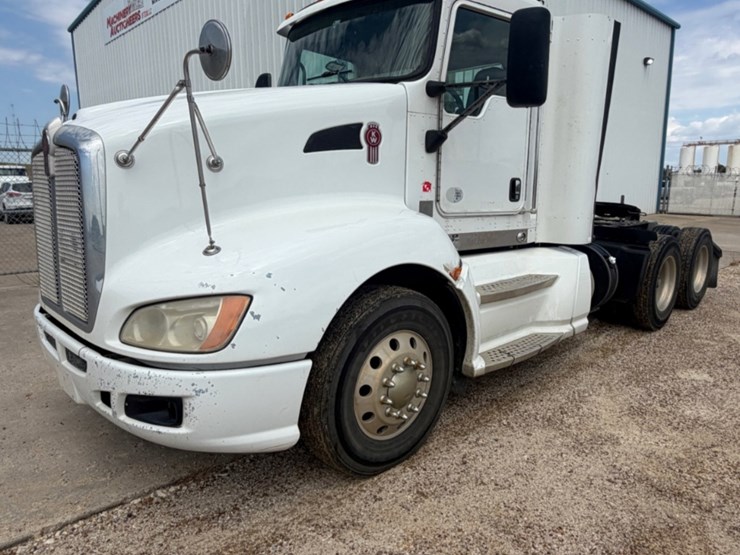 2011-kenworth-t660-image-1