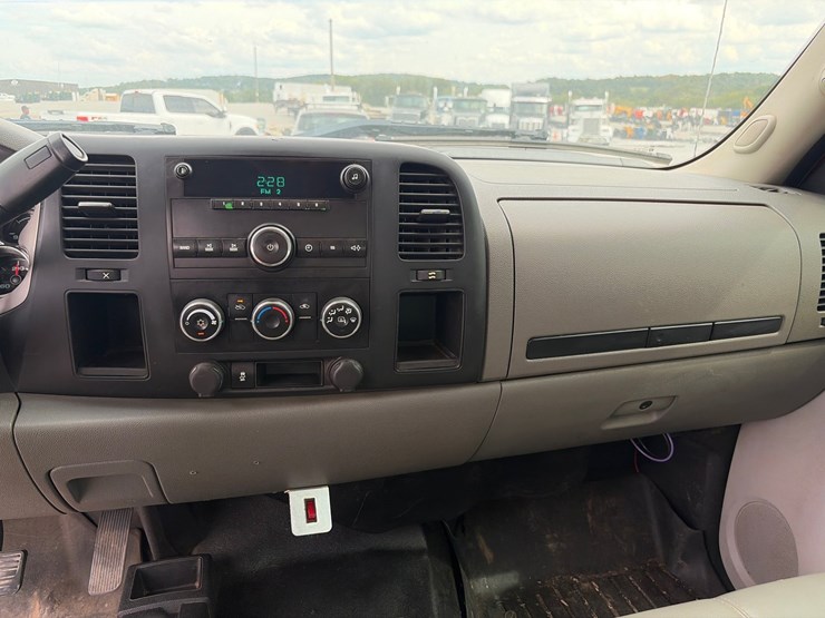 #244-•-2013-chevrolet-silverado-service-truck-image-21