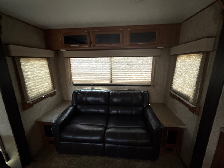 #205-•-2018-forest-river-lacrosse-luxury-lite-lct324rst-travel-image-23