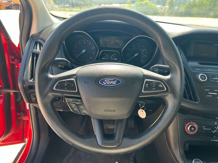 2015-ford-focus-4-door-sedan-(150,388-miles)-image-12
