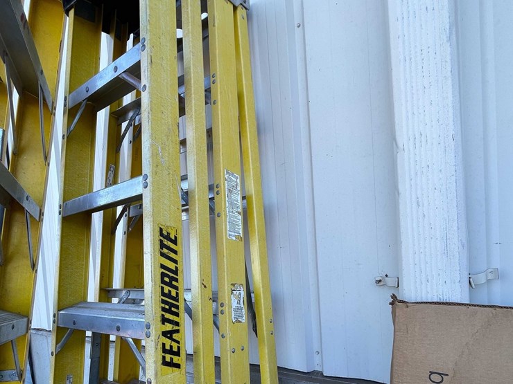 #9146-•-8'-step-ladders-(03)-image-1