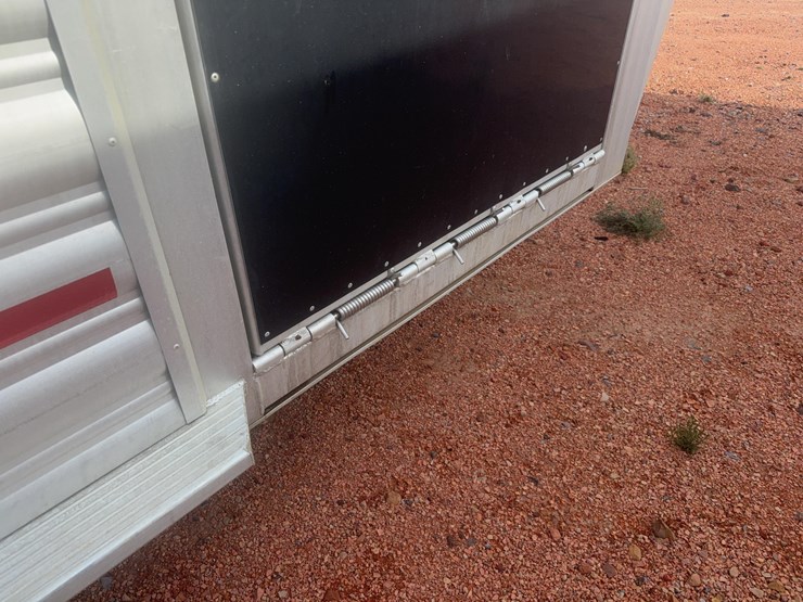 2021-featherlite-8127-7624-std-livestock-trailer-image-22