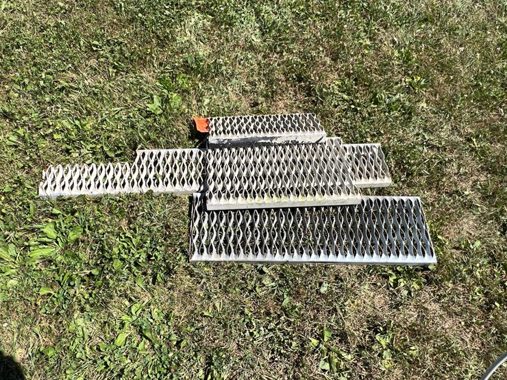#5723-•-(4)-pieces-of-steel-grating-image-2
