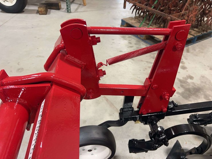 international-harvester-fast-hitch-two-row-cultivator-with-tunnel-shields-image-13