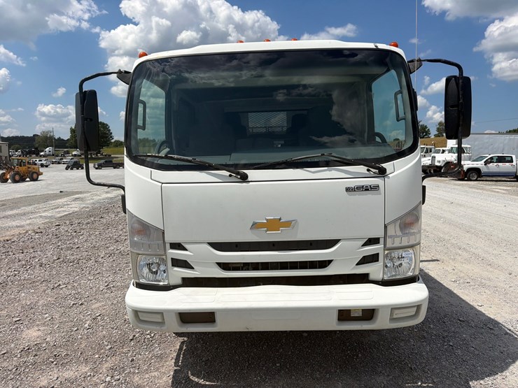2016-isuzu-npr-image-2