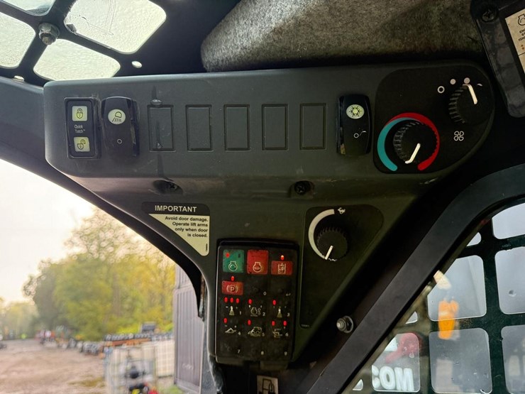 2023-deere-317g-image-21