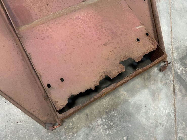 international-harvester-544-fenders-and-battery-holder-image-12