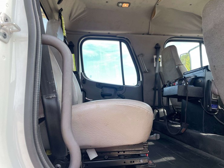 2014-freightliner-108sd-image-21