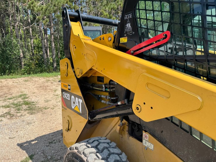 caterpillar-242d-image-17
