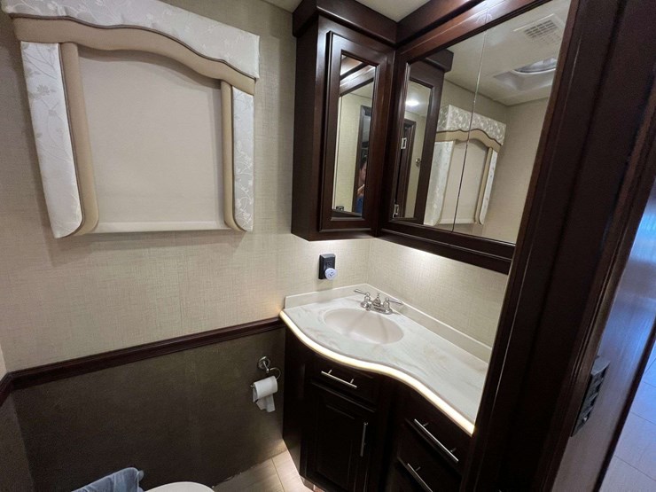 2016-entegra-coach-aspire-44b-mountain-master-luxury-diesel-pusher-motorhome-(51,192-miles)-image-135