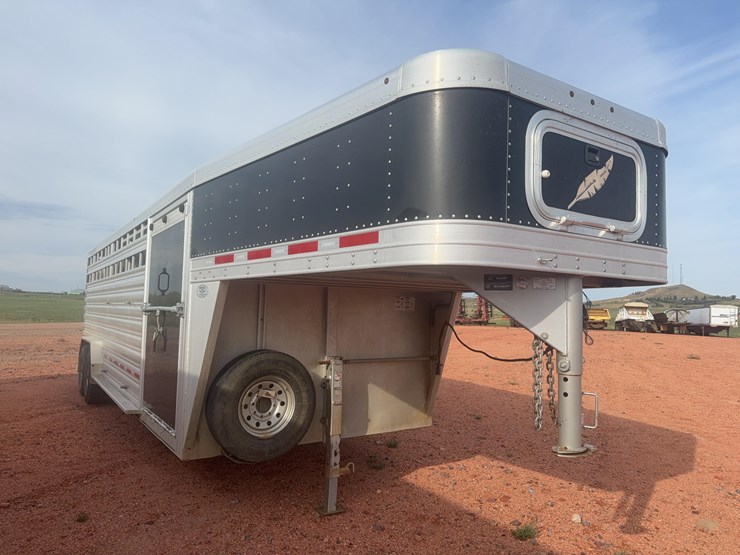 2021-featherlite-8127-7624-std-livestock-trailer-image-5