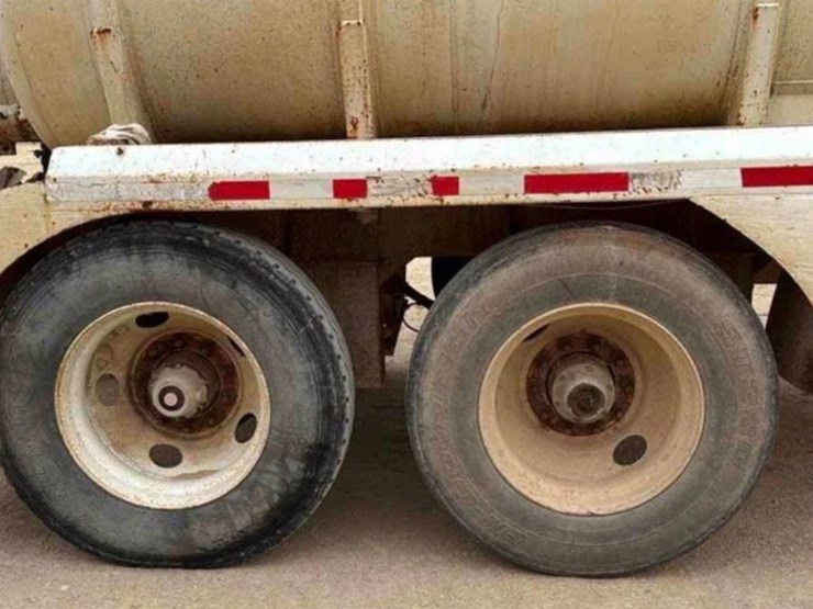 2012-c.gallegos-130bbl-vaccum-trailer-image-5
