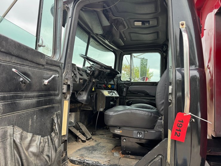 1995-mack-rd688s-image-37