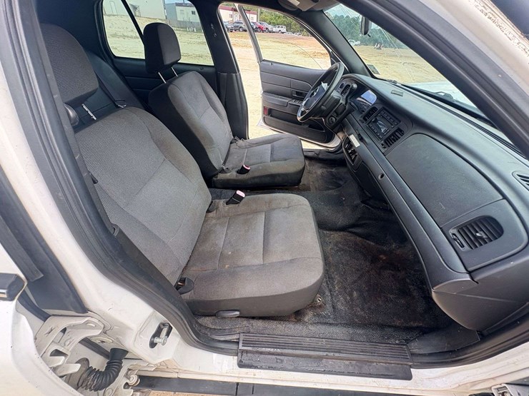 2009-ford-crown-victoria-4-door-sedan-(44,660-miles)-image-22
