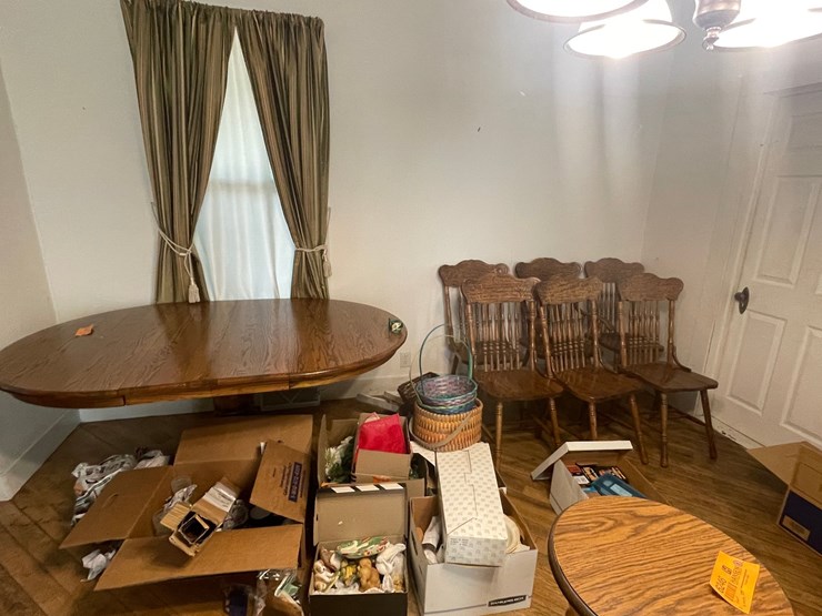 #6245-•-dining-room-table-and-chairs-image-1