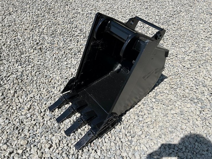 18"-x-change-bucket-for-a-bobcat-excavator-image-1