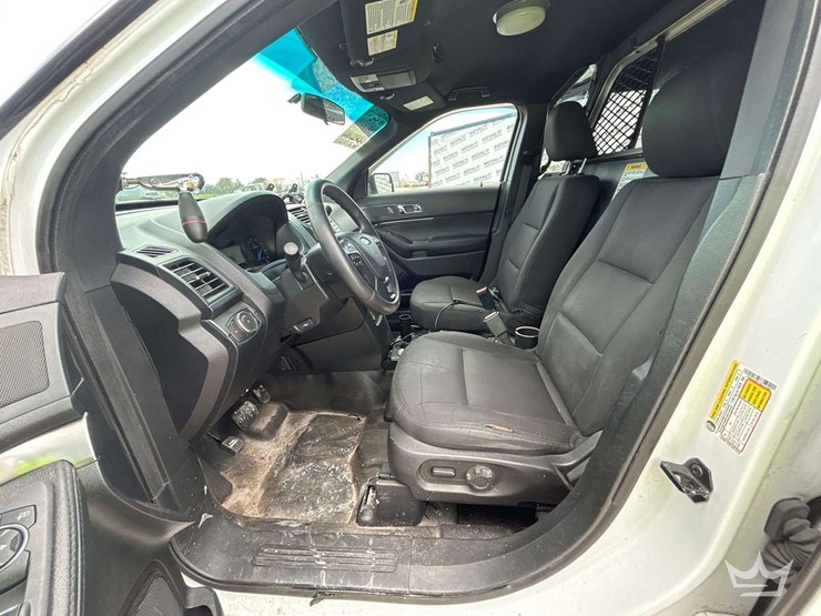 2017-ford-explorer-image-12