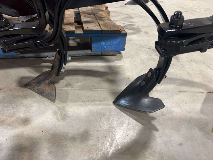 international-harvester-fast-hitch-two-row-cultivator-with-tunnel-shields-image-20