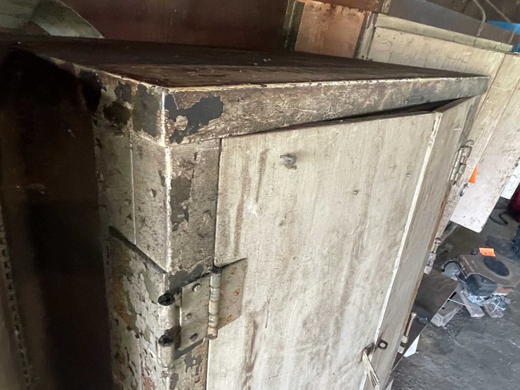 #1697-•-cabinet-and-contents-image-3