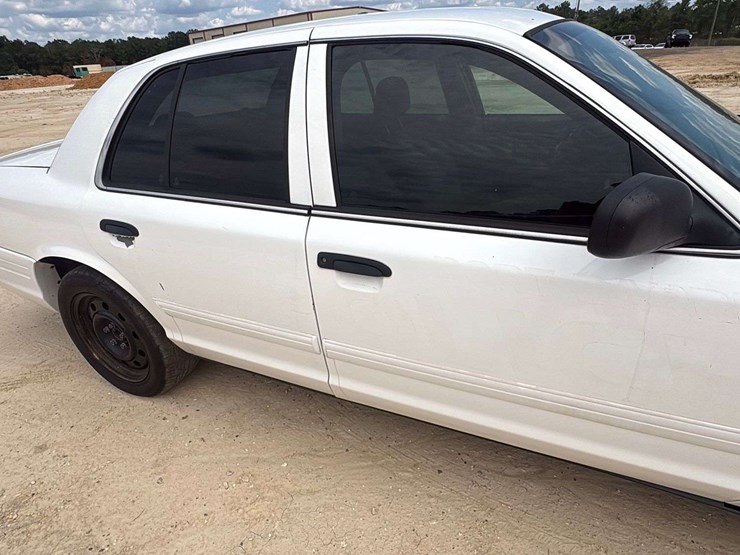 2009-ford-crown-victoria-4-door-sedan-(44,660-miles)-image-23