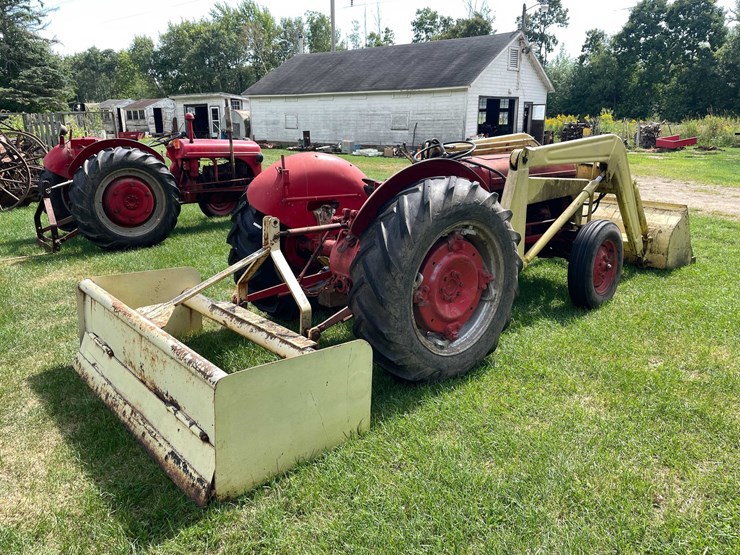 #1607-•-ferguson-tractor-image-4
