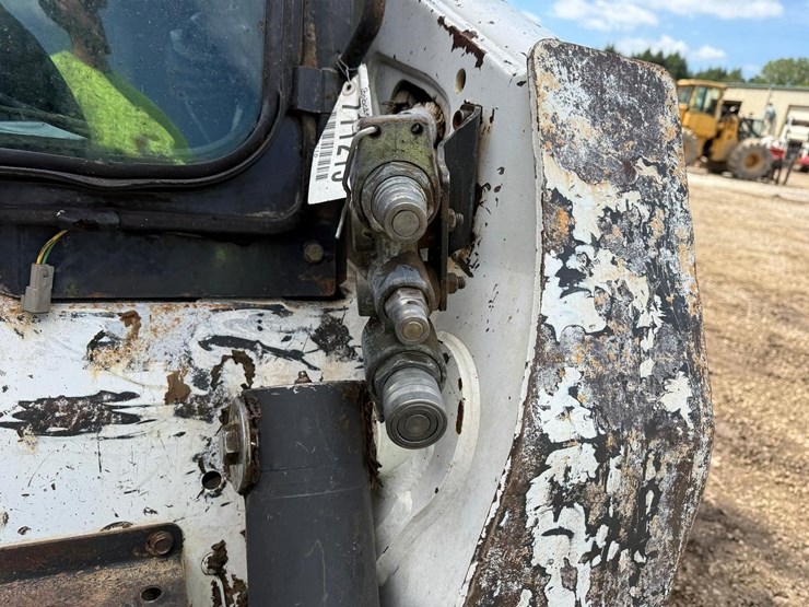 2004-bobcat-t300-image-11